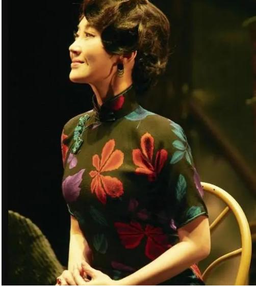 看烦了满屏的“纸片人”“排骨胸”，这几位有肉感的女星才是真美