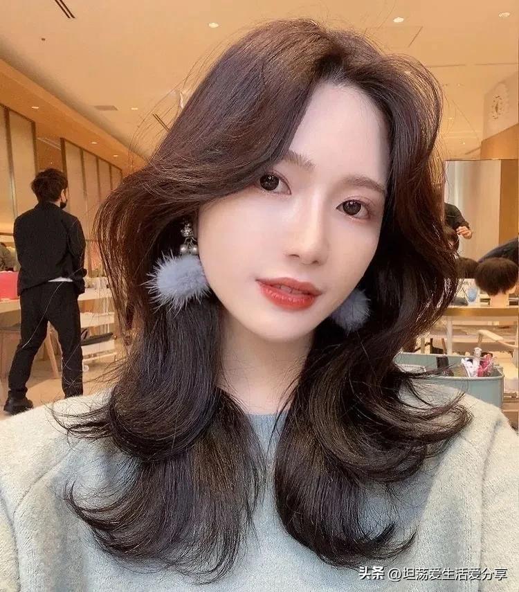 两边翘起来的发型有氛围感,散发发型既简单又俏皮