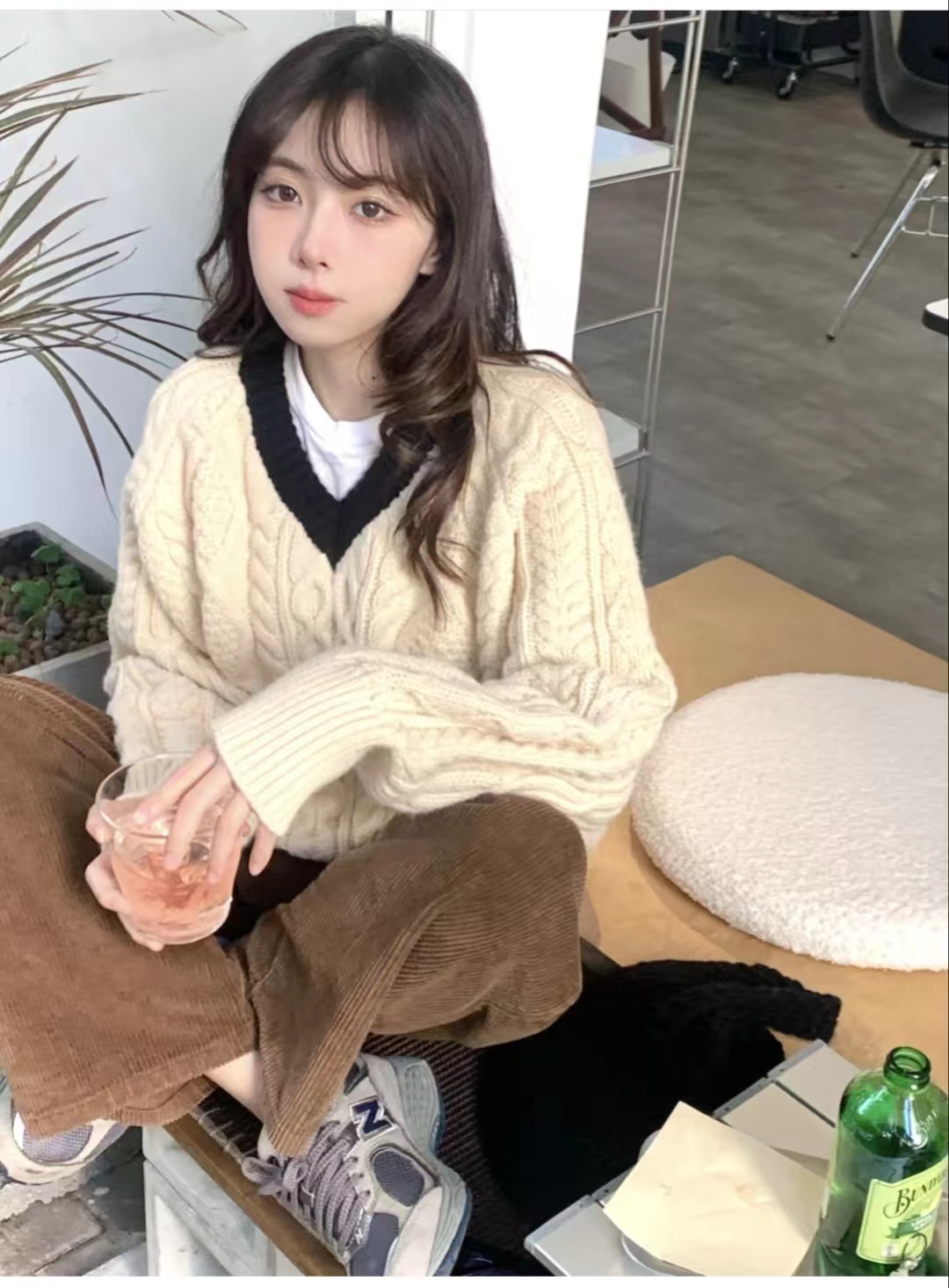 男士灯芯绒裤子可以搭配什么上衣,米白色灯芯绒裤子搭配什么鞋子