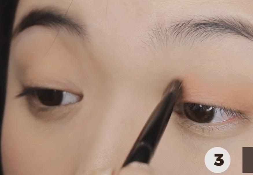 为什么画完眼影感觉眼睛变小了,什么人不适合亮闪眼影