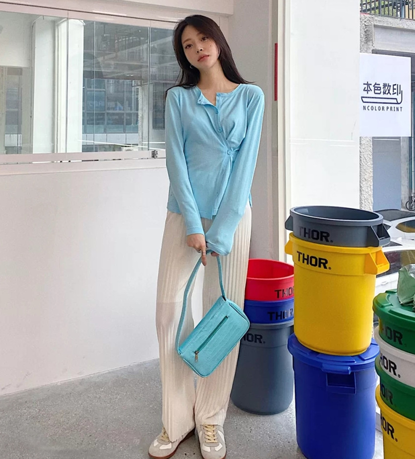 百褶裙该下岗了，今年流行的是“百褶裤”，时髦精致，谁穿了谁美