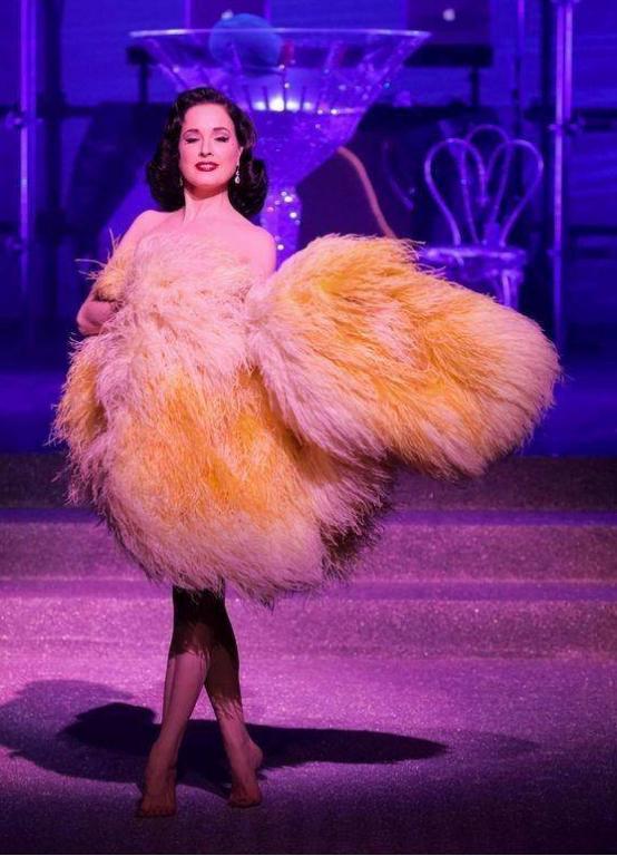 涓栫晫绗竴鑸炲绌跨传鑹茬殑瑁欏瓙,涓栫晫绗竴鑸炲鎯婅壋琛ㄦ紨