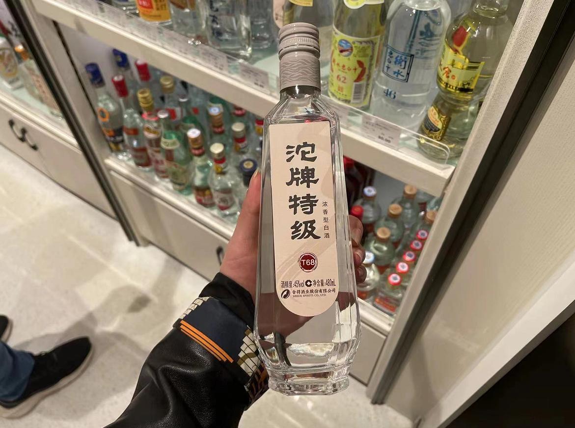识别真假二锅头,烟酒店老板一般怎么看酒的真假