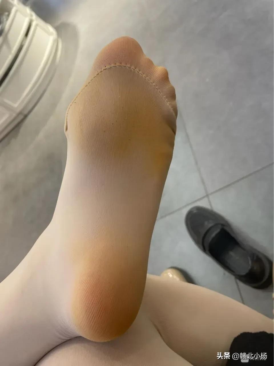 景德镇变色鞋子,在商场买的衣服褪色商家不处理