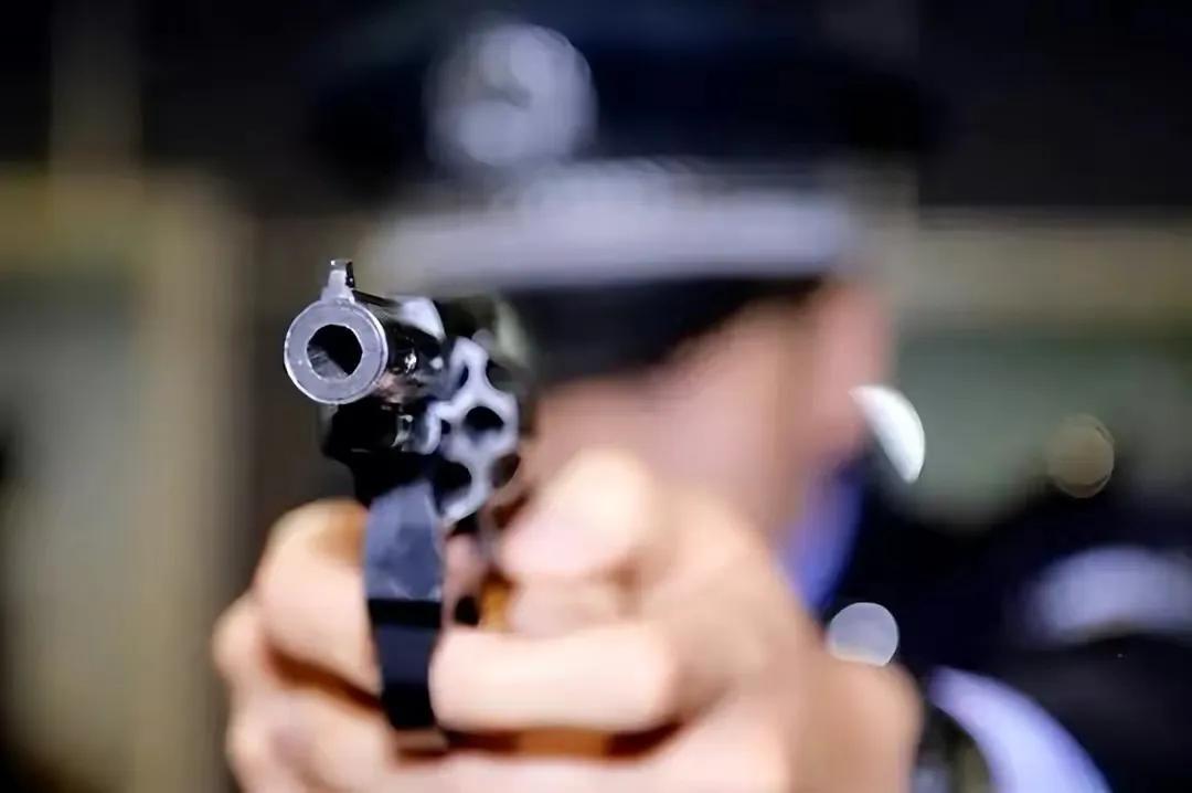 25岁民警倒下一瞬间,22岁缉毒警察牺牲前照片曝光