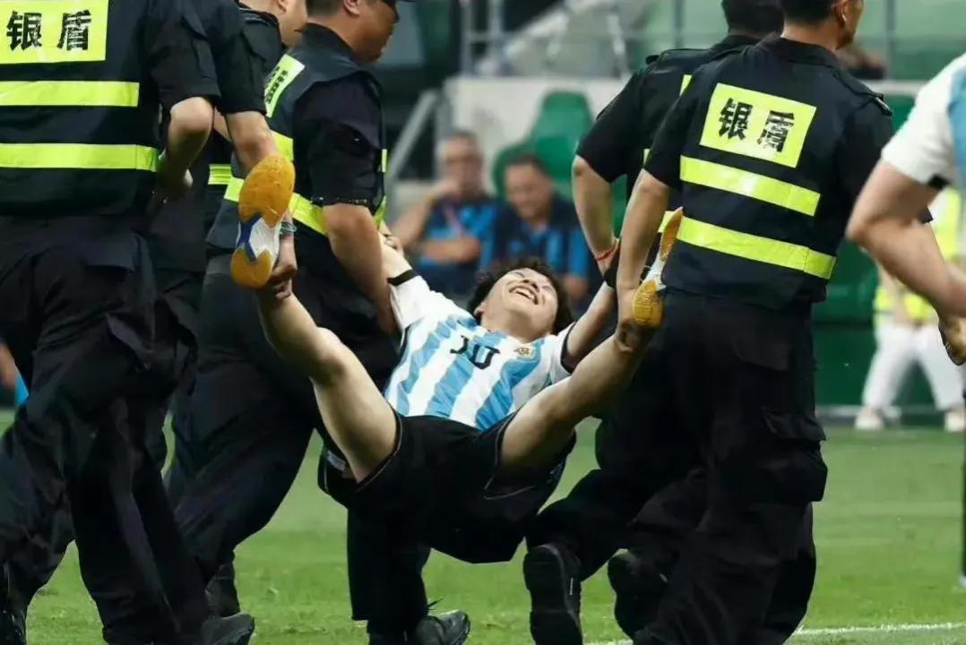 拥抱梅西的球迷发声,拥抱梅西全场观众齐喊