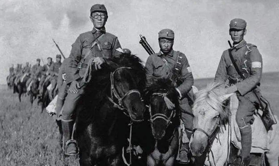 毛主席当年的小黄马，半夜突然嘶吼，主席听到后为何下令撤退？