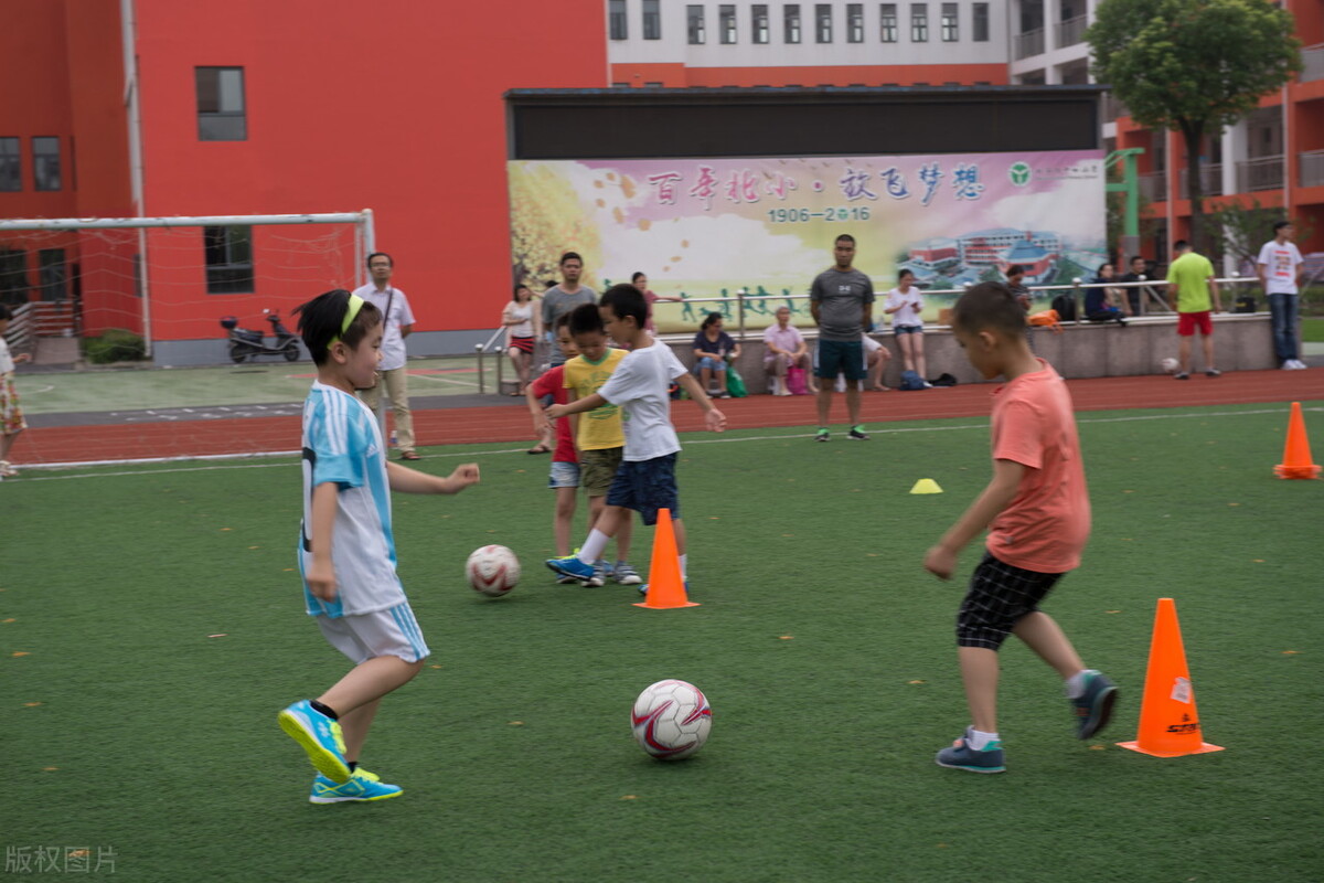 女子嫁了不爱自己的老公，生了三胞胎，看他们踢足球是最幸福的事