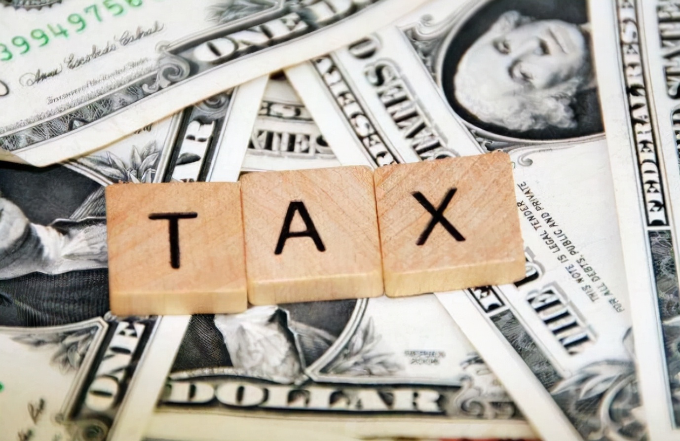 美国扛不住了？考虑降低对华的关税，美前财长：这样有利于美国