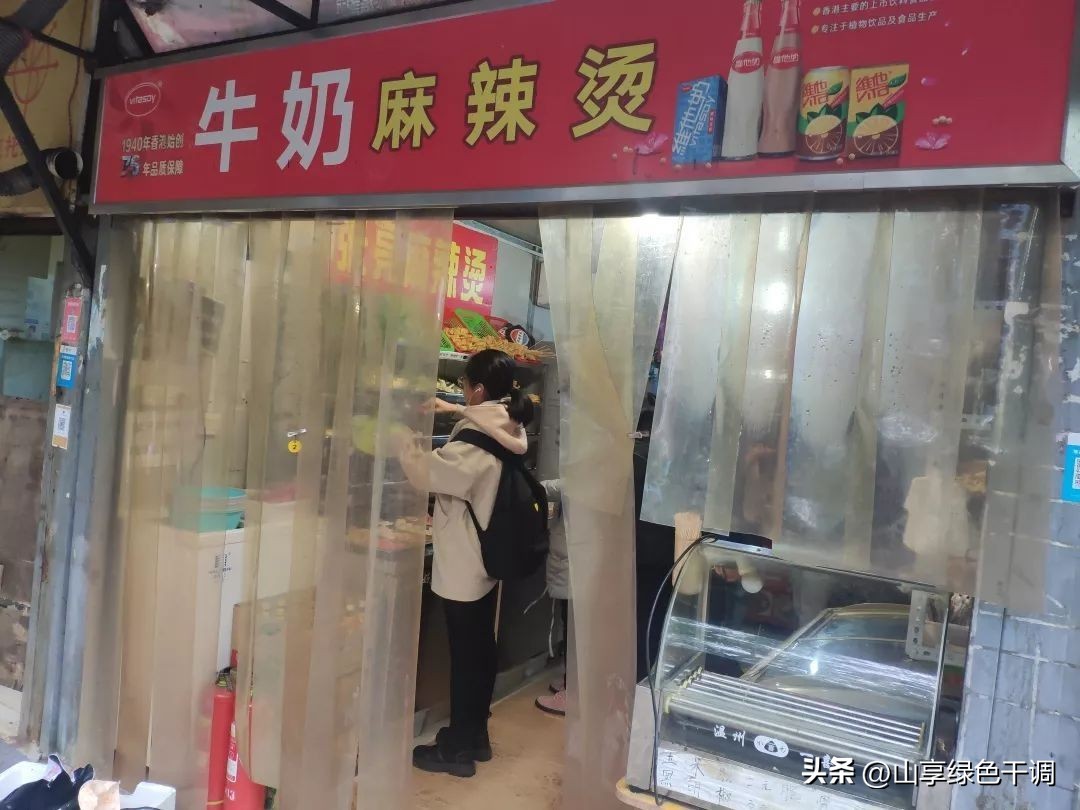 四川女子独自一人做小吃，透露成本8元，一份卖15，月收益3万