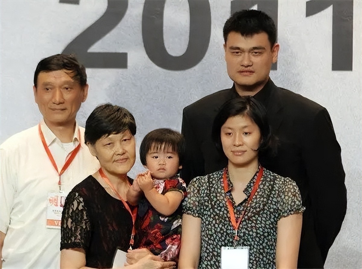 姚明与妻子叶莉,姚明妻子叶莉体重多少