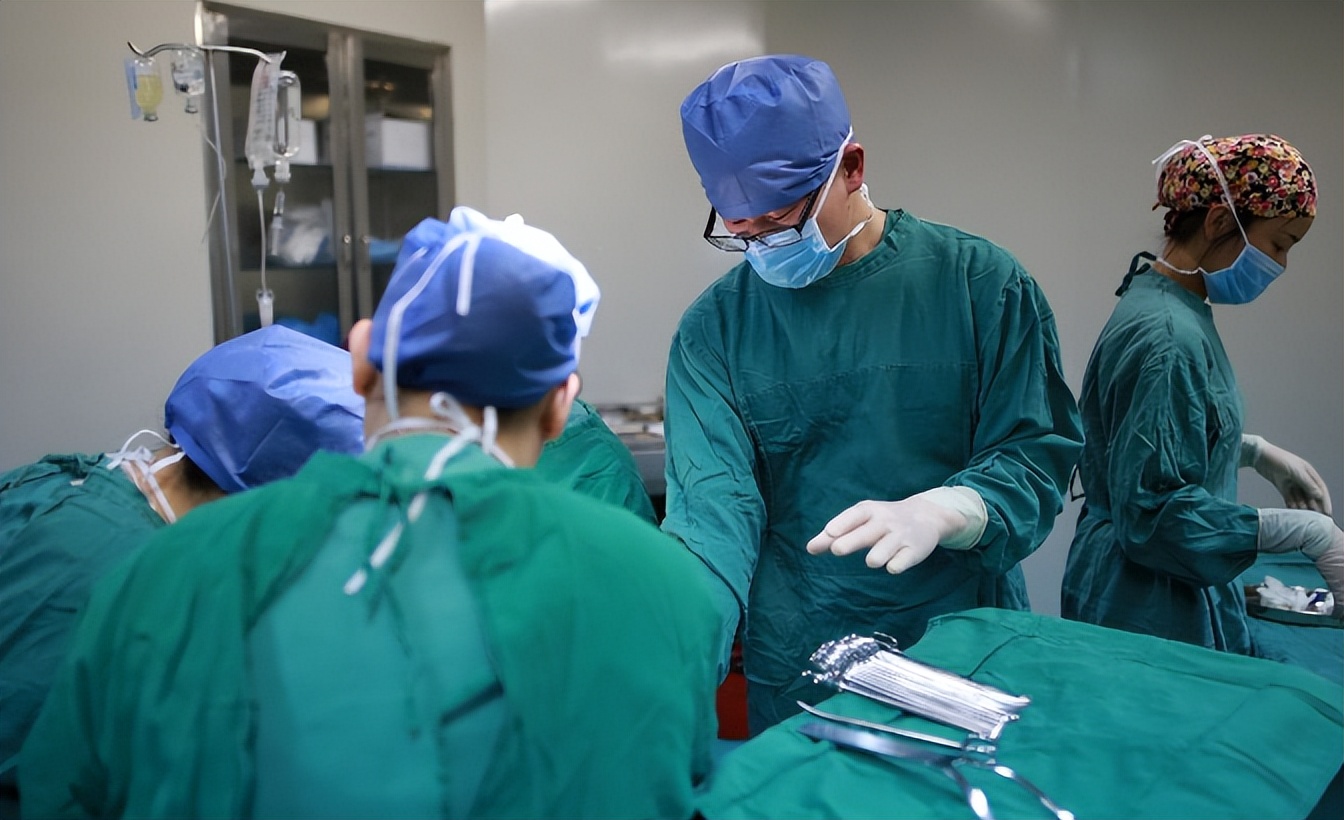 孕妈怀胎8个月，肚皮突然产生巨痒，婆婆一个做法救了她和孩子