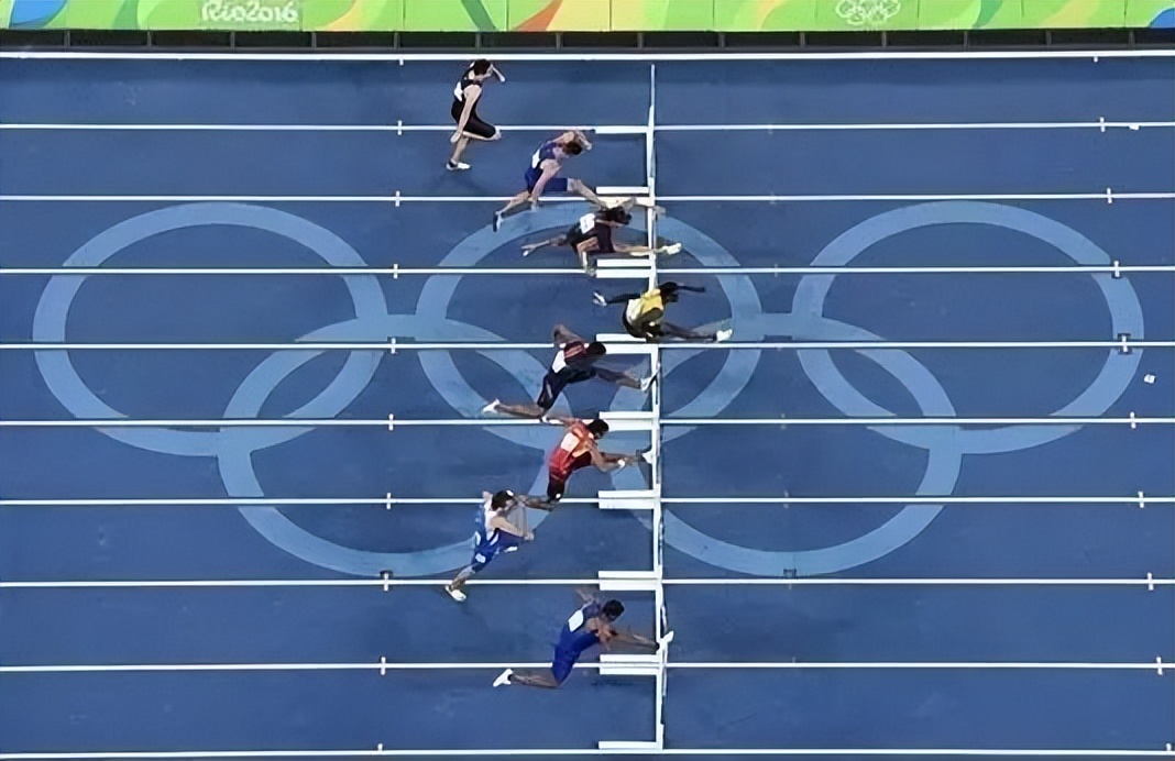 蓝色塑胶和红色跑道的区别,操场跑道红色的是什么