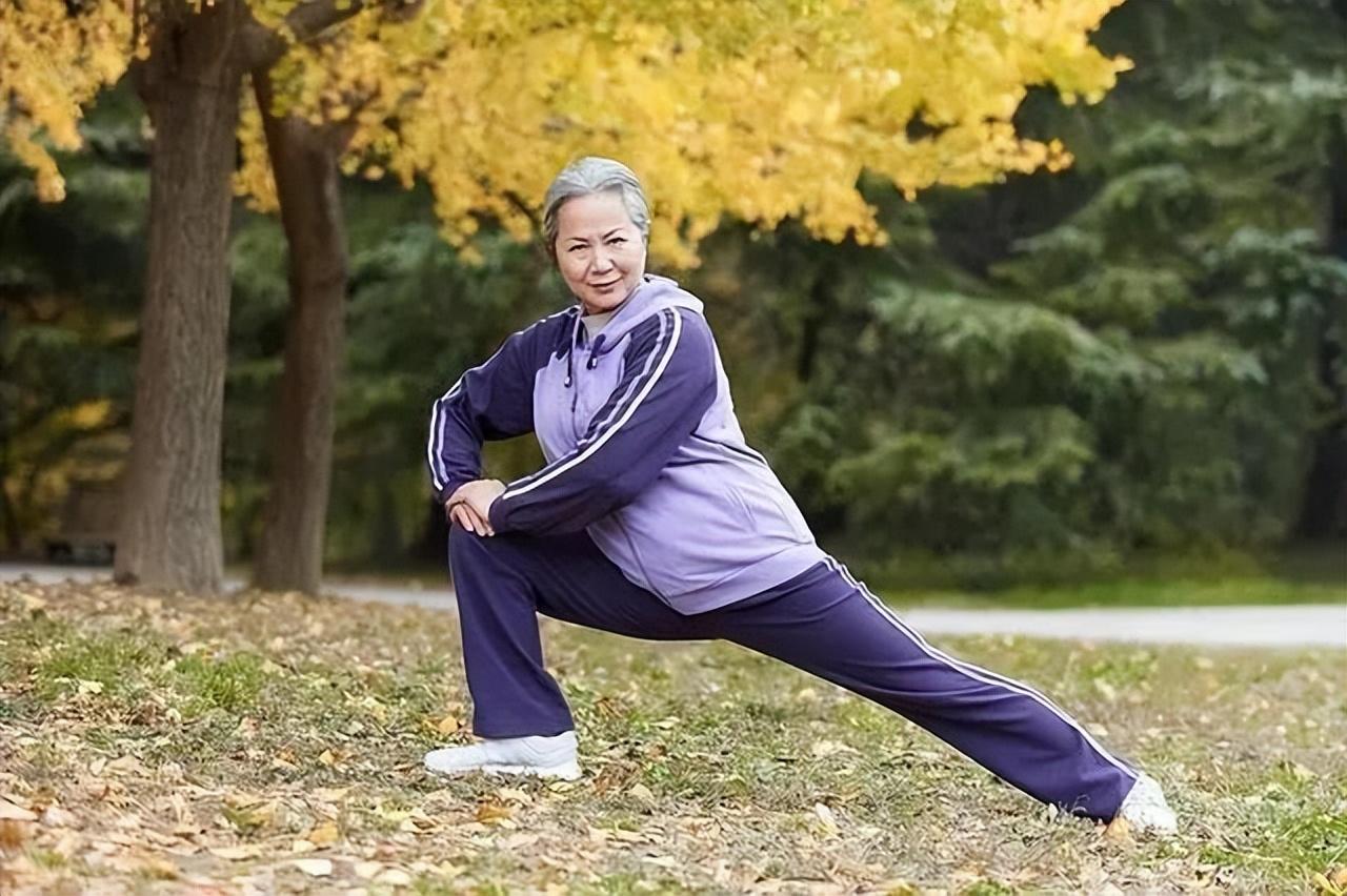 老人压腿的好处与坏处,老人压腿拉筋好吗