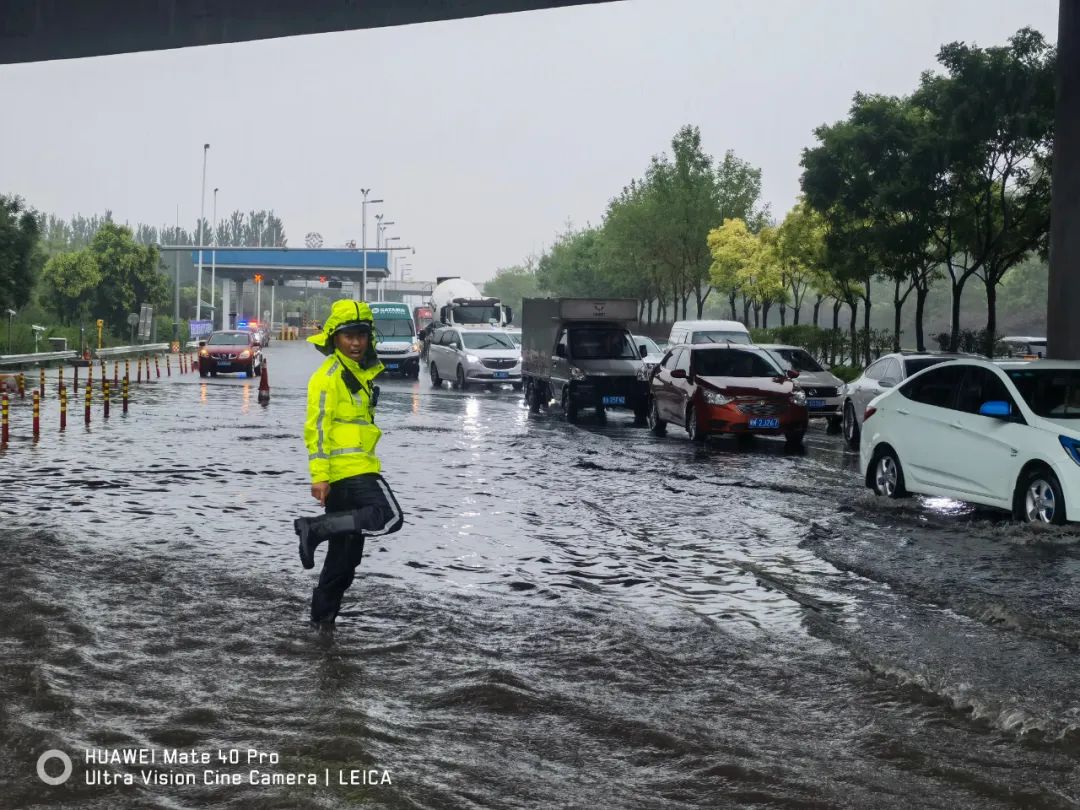 太原交警：窗外下着雨，我在守护你