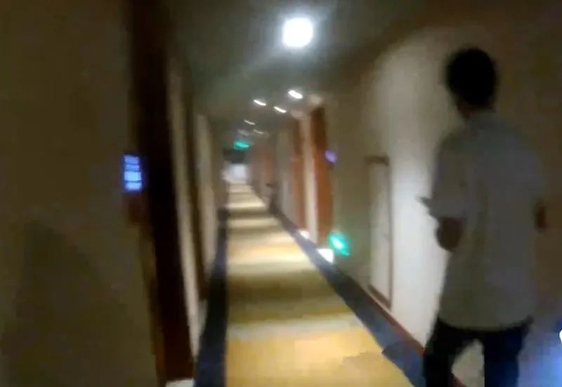 酒店烟雾报警器突然响了一下,房间内烟雾报警器突然响起来