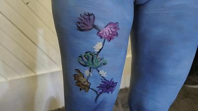 美女们一丝不挂就出门了，竟无人看出这是画的，网友：行为艺术吧