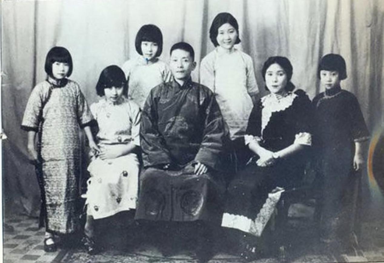 日本女护士嫁给中国将军64年，生下歌唱家女儿，女婿如今家喻户晓