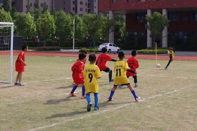 绿茵点燃梦想足球彰显青春,足球点燃梦想激情挥洒青春