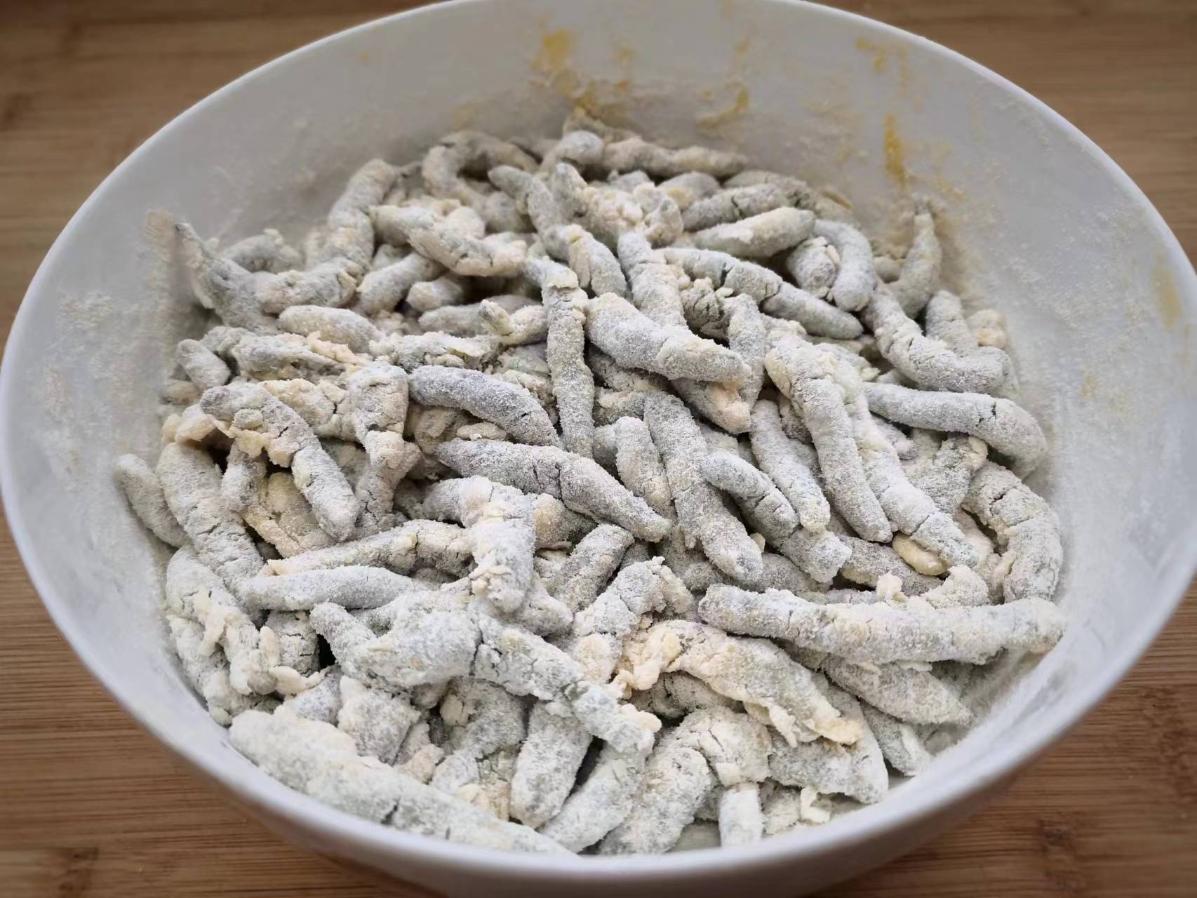 香椿炒鸡蛋炸香椿都很好吃,香椿除了油炸炒鸡蛋还能怎么吃