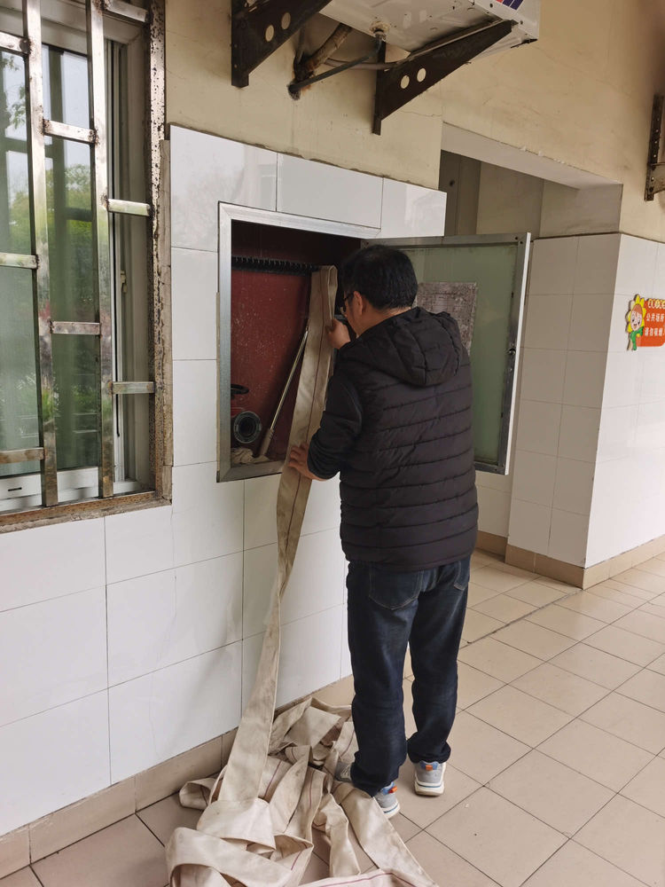 元一名城小学：安全之责尽在心中——体育设施器材安全隐患大排查