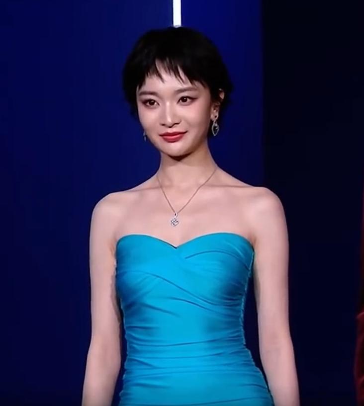 上海这一夜，内娱来了一大半，吴京谢霆锋拿大奖，冯小刚忙着交际