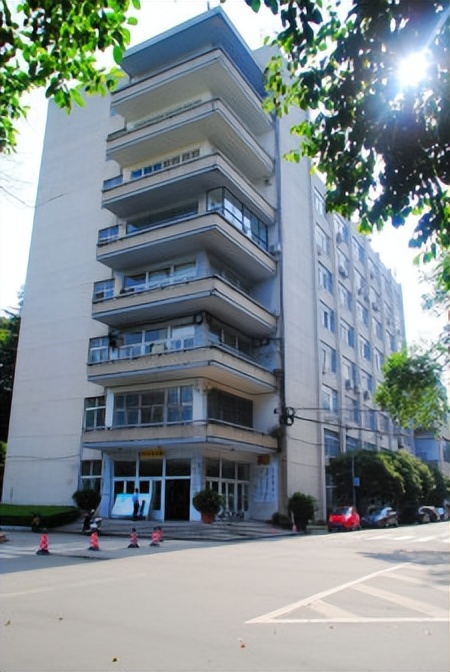 重德博学尚美笃行,重德博学勤勉尚美