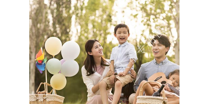 年年过生日女儿都迟到,今年我去接她,到门口后我愣了,默默离开