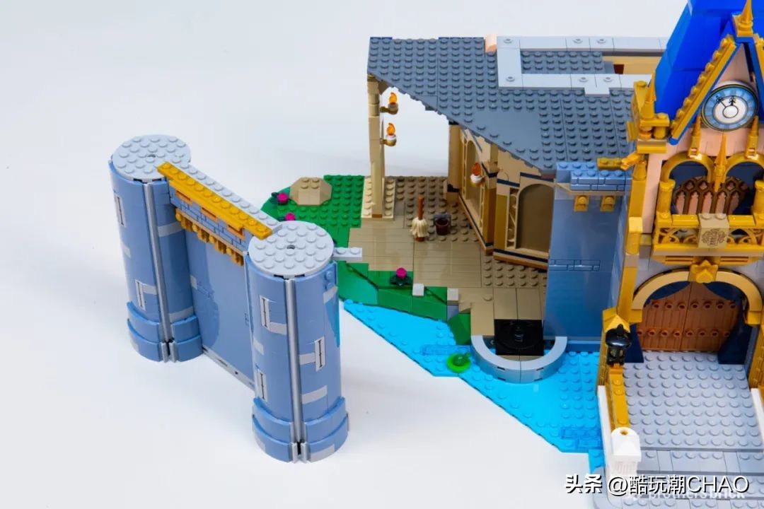 和迪士尼城堡一样高的乐高,和迪士尼乐园相似的城堡