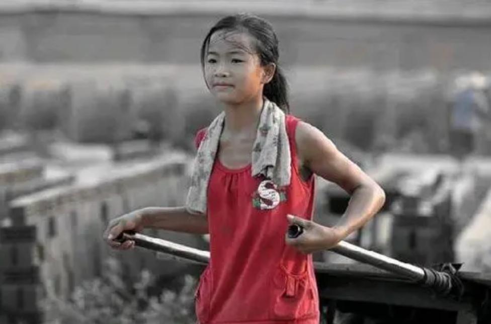 河南侏儒女孩靠短视频吸粉600万，嫁1米8丈夫后遭抛弃，如今怎样