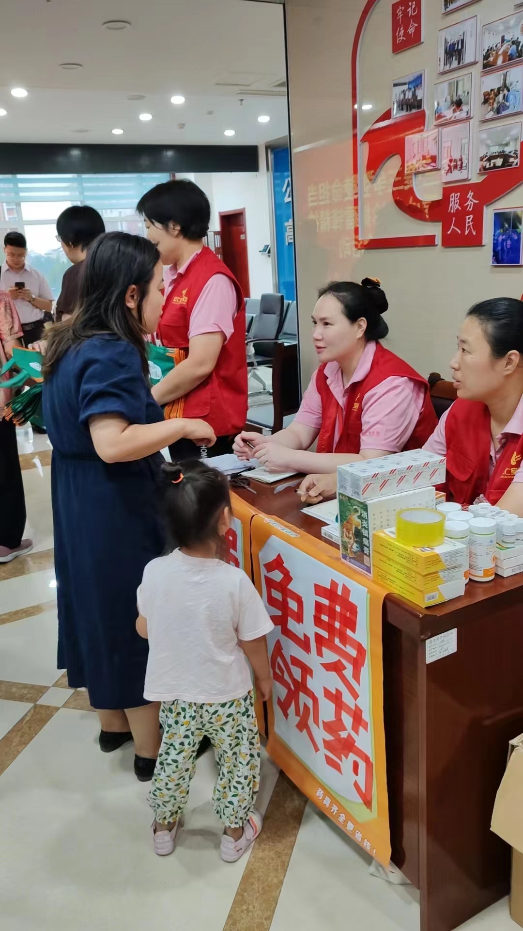 市三院联合宏仁堂“服务百姓健康行动”走进周村公共资源交易中心
