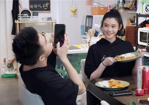 奚梦瑶：母凭子贵嫁豪门，与窦骁绯闻惹争议，她能否坐稳贵妃之路