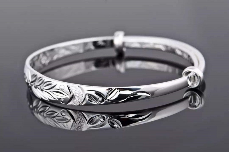 银手镯变形怎么修复原样,银手镯变形了店里免费修复吗