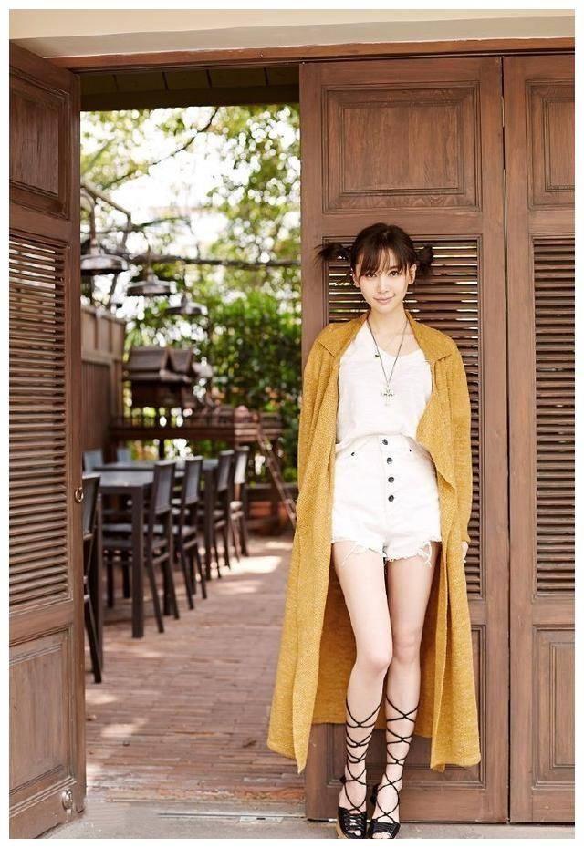 王子文牛仔裤配什么衣服,王子文杏色毛衣搭配卡其色裤子