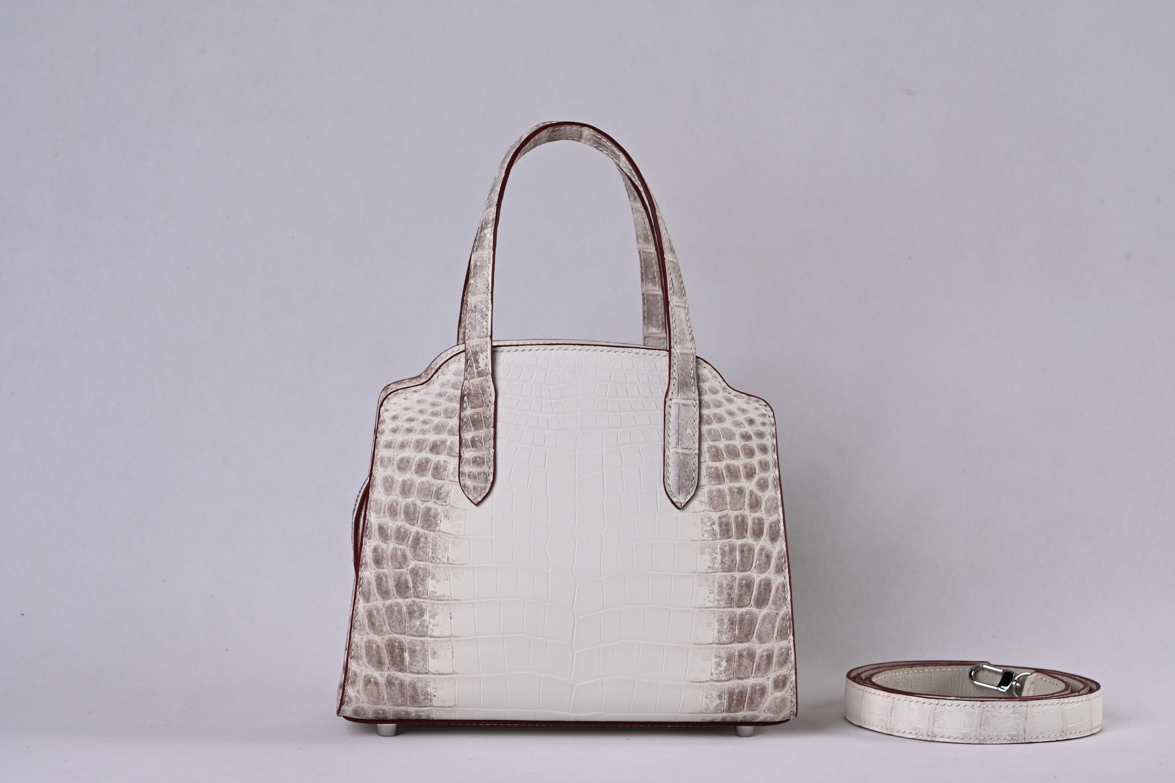 皮鞋油可以擦皮衣包包吗,皮鞋养护油可以保养皮衣吗