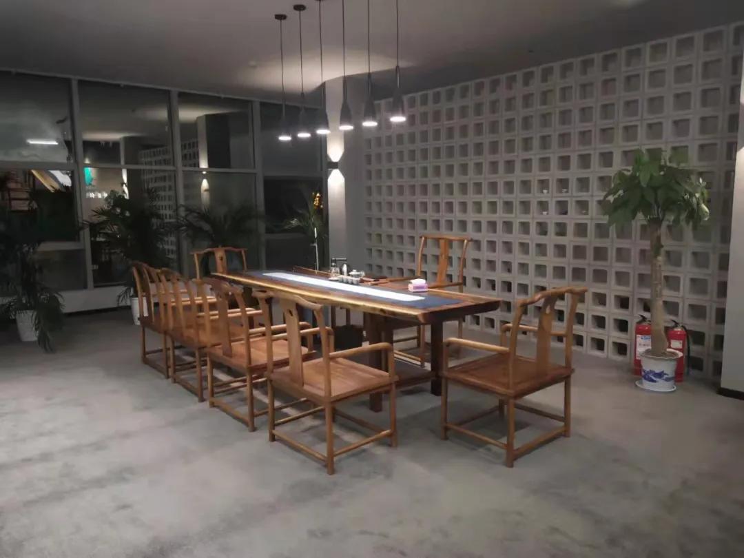 活跃在直播间里的老板们，他要连续直播1001夜