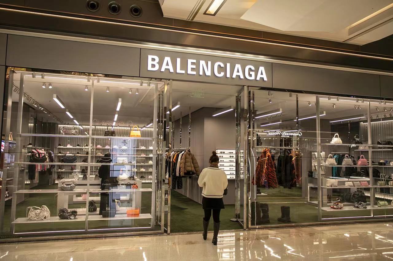 巴黎世家破烂鞋上万元图片,巴黎世家乞丐鞋多少人买了