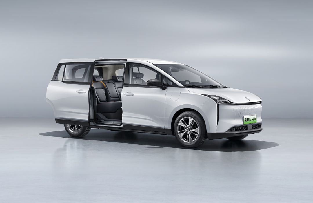 奔腾nat六座空间实测,出行伙伴奔腾nat让出行焕然一新