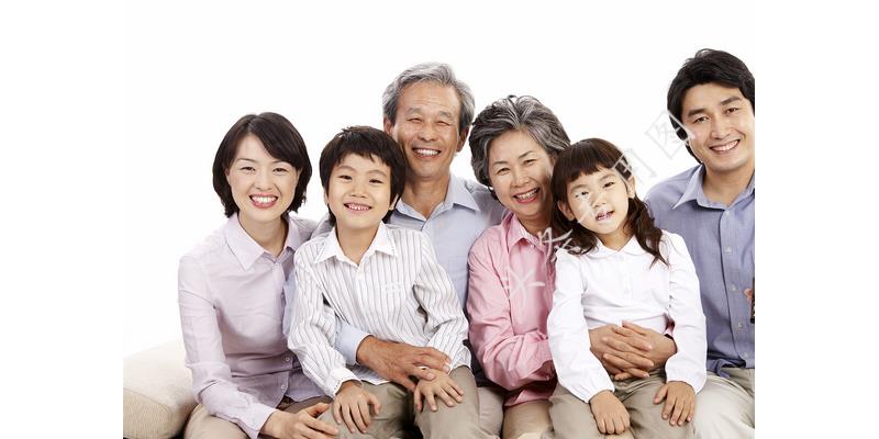 小伙被父亲联合后妈赶出家门，5年后霸气归来，看见后妈愣住了