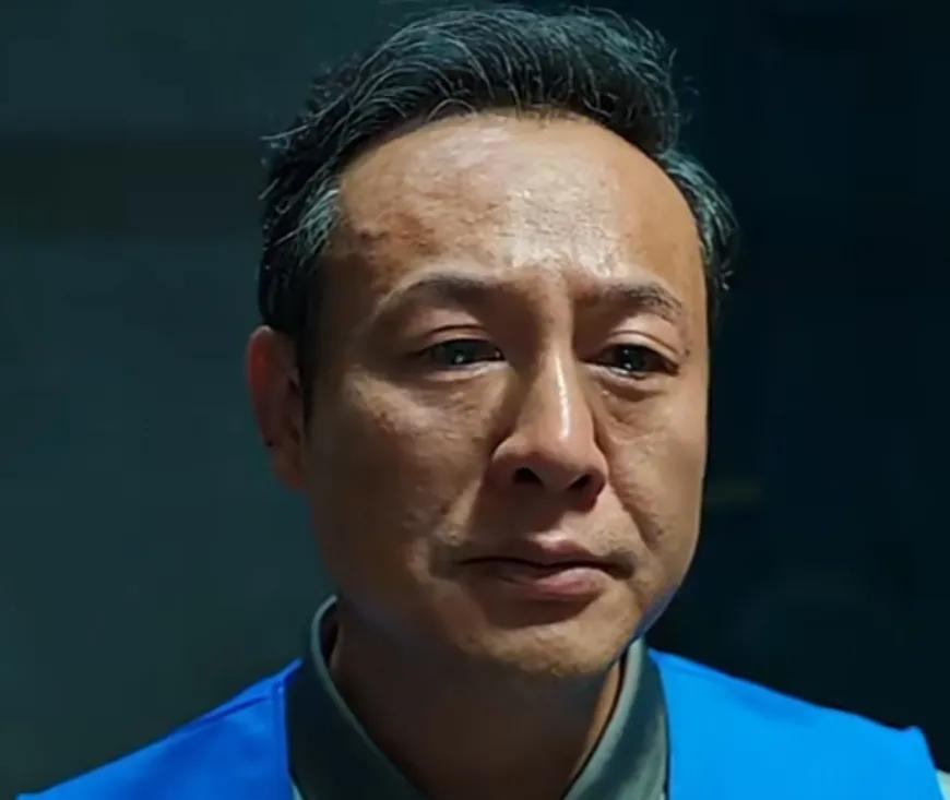 网友横店夜市偶遇张颂文,张颂文逛夜市被粉丝围堵