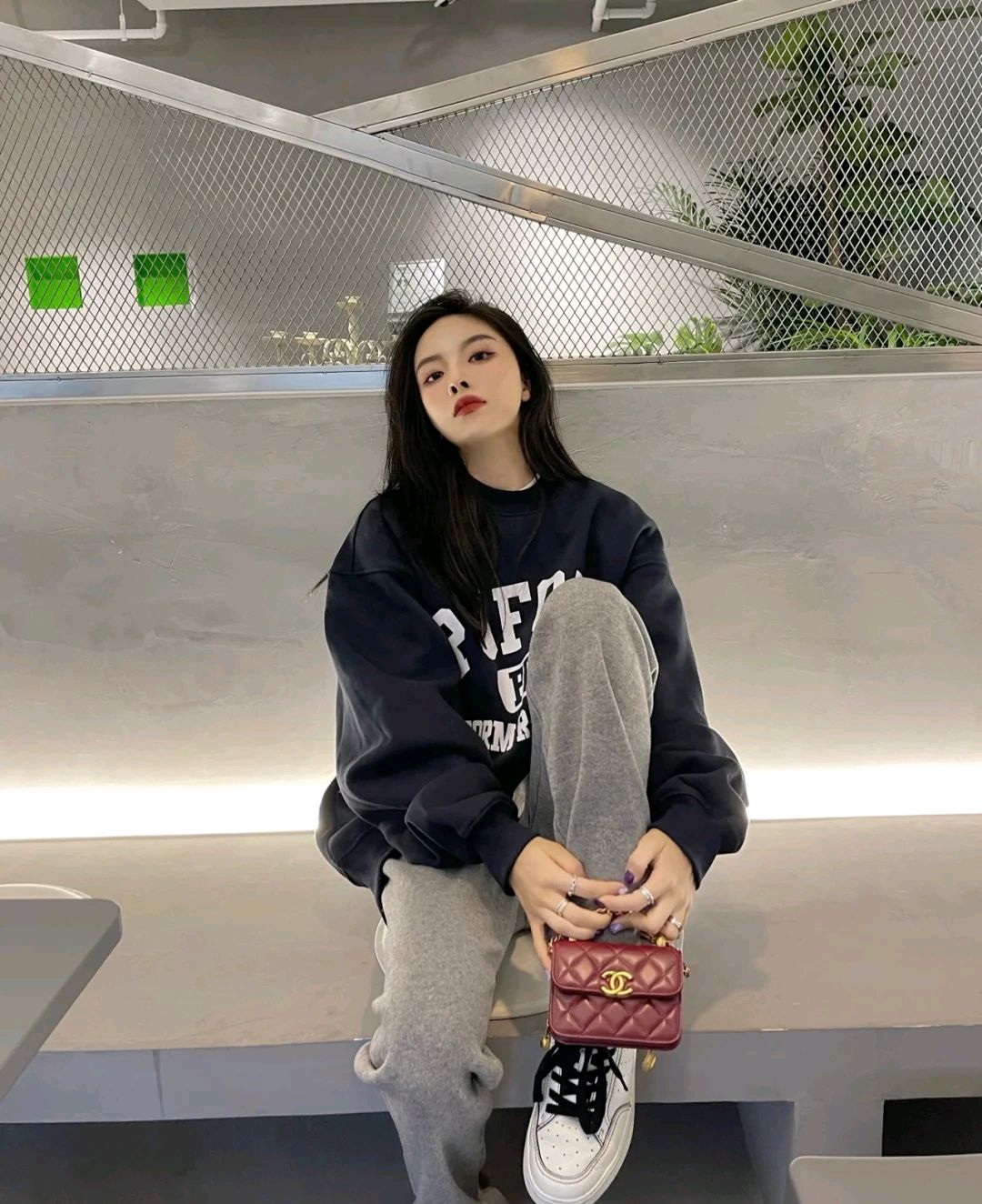 时髦的女人都穿卫衣减龄又好看,减龄卫衣穿出青春活力范