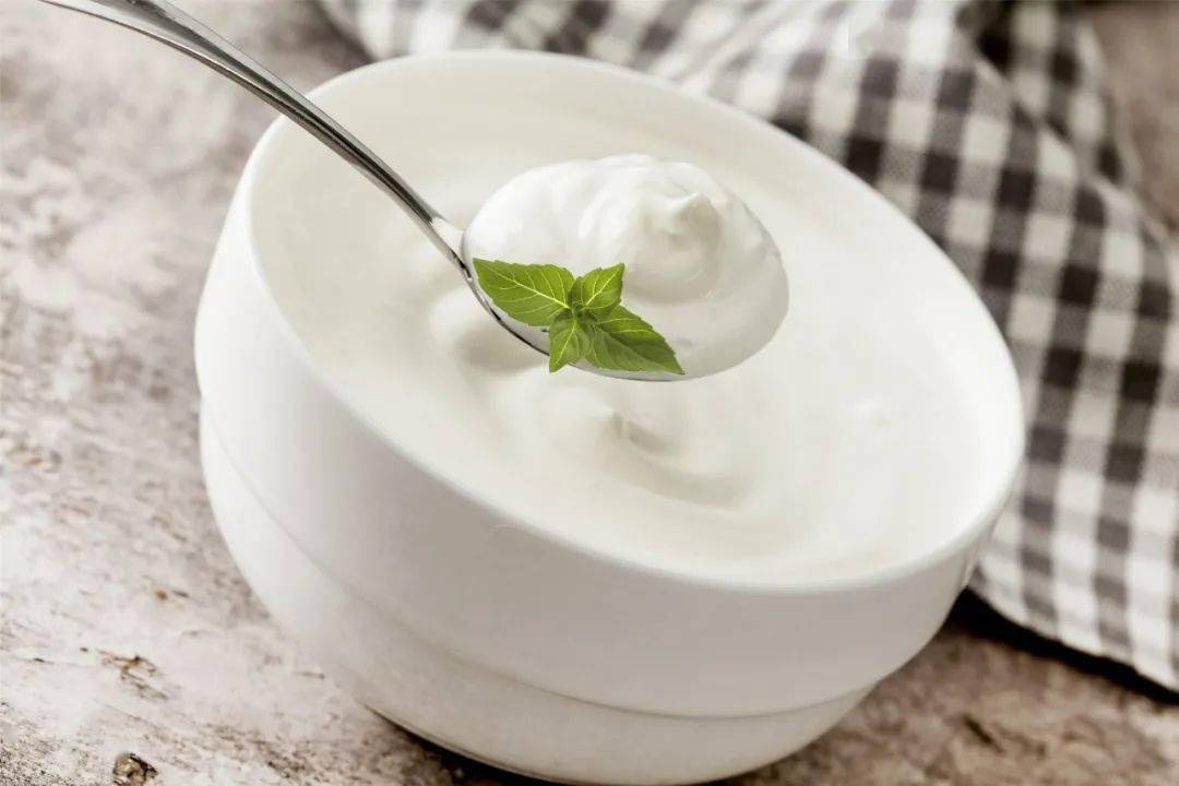 坚持喝酸奶身体有哪些变化,坚持每天早上喝酸奶会怎么样