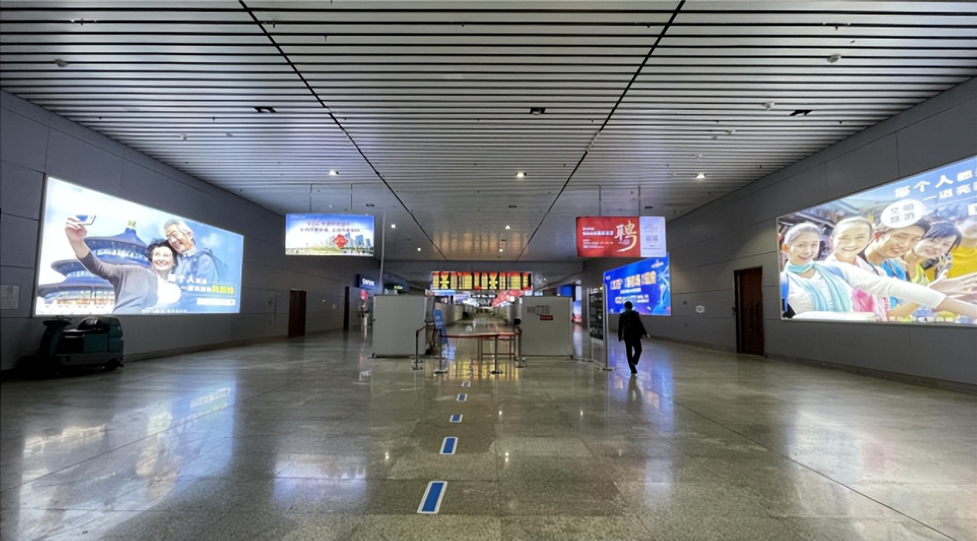 青岛北地铁站宣传,青岛北站广告