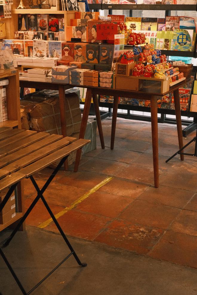 佛山70后老板打造300平书店弧形落地窗美翻了