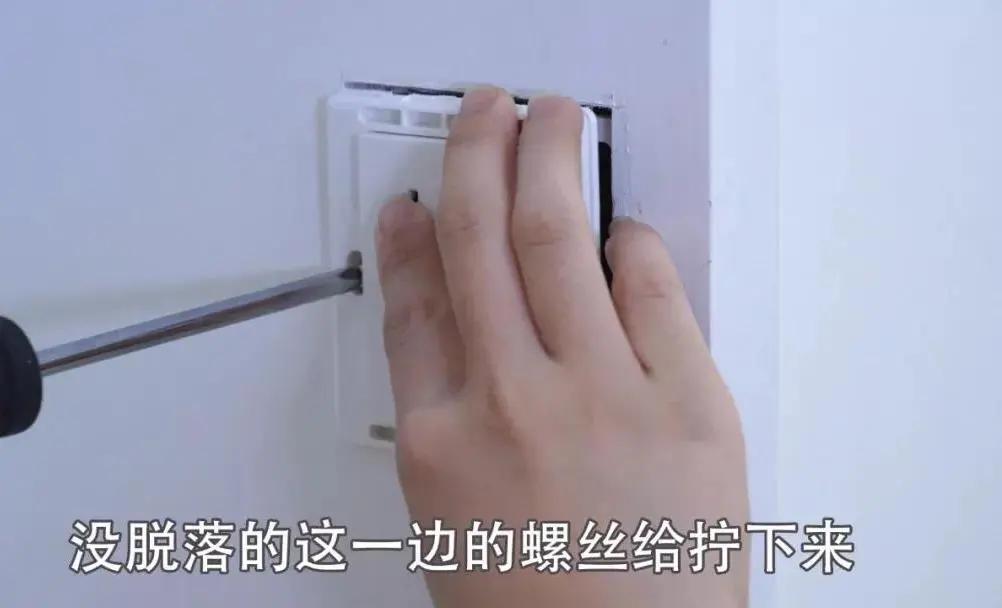 墙上插座松动,墙上的插座孔松动怎么办