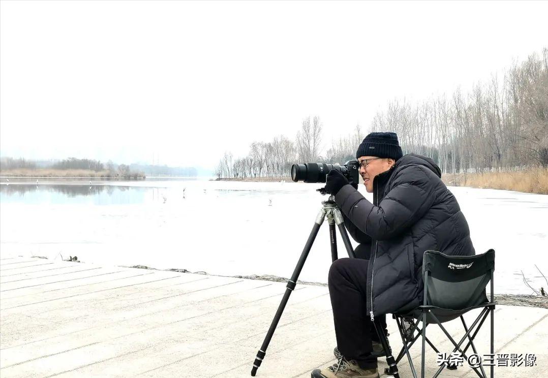 喜欢摄影有必要买相机吗,拍摄时三脚架是必备的器材之一
