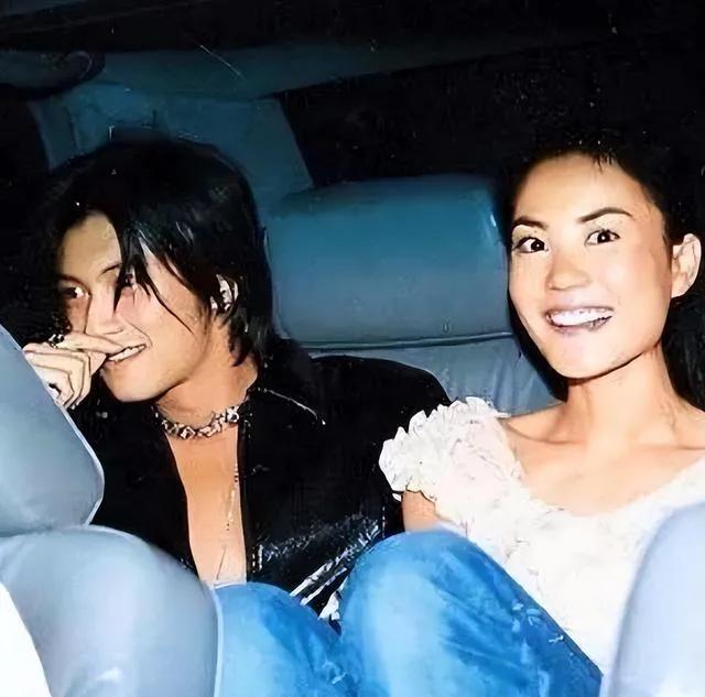 谢霆锋和王菲高调秀恩爱,王菲谢霆锋机场秀恩爱视频