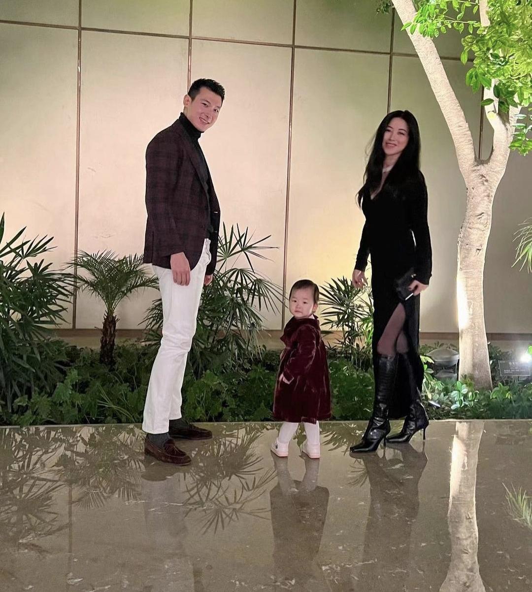 朱珠晒与丈夫神剧合照,朱珠与老公深夜街头互动甜蜜