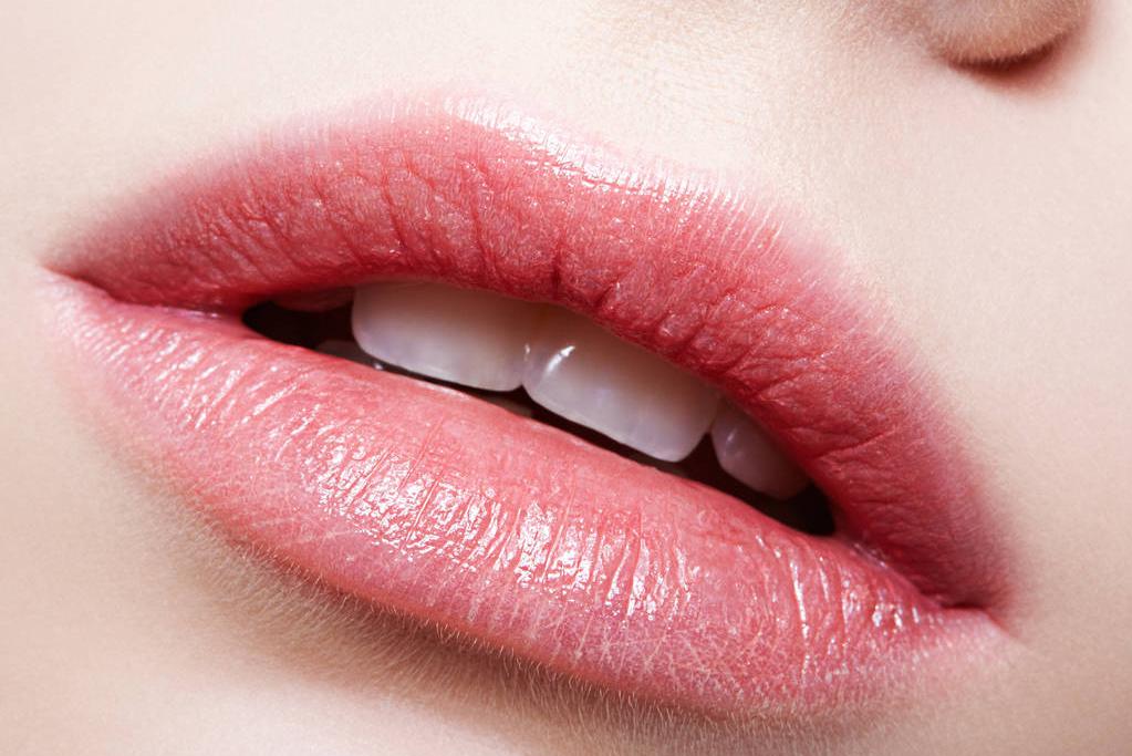 唇部干裂有唇纹,唇部干燥起皮有唇纹来试试涂唇蜜