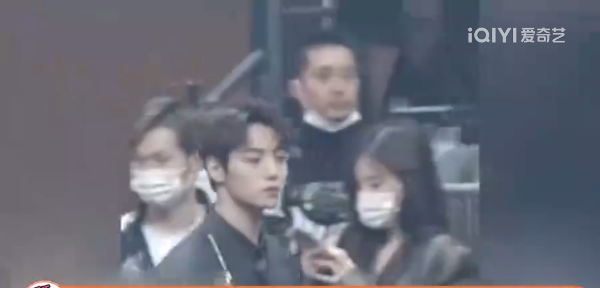 泫雅现场黑色吊带裙,女明星泫雅穿着蝴蝶吊带裙